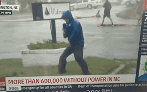 Ra vẻ gió thổi đến không đứng vững khi đưa tin bão, phóng viên bị tố 'diễn hơi sâu'