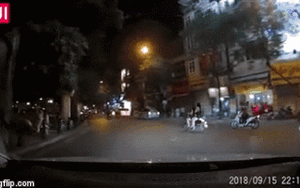 Nam thanh niên chạy SH bất ngờ áp sát rồi thẳng chân đạp mạnh vào 2 cô gái ăn mặc 'mát mẻ' đang lưu thông trên đường