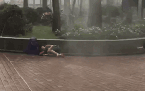 Siêu bão Mangkhut quật ngã người đi bộ, làm bật giàn giáo toà nhà 7 tầng