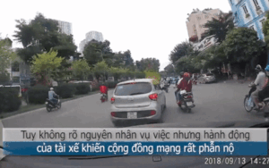 Bức xúc tài xế ô tô cố tình đánh lái huých mạnh vào xe máy khiến đôi nam nữ ngã nhào xuống đường