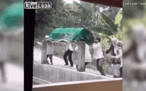 Đang khiêng người chết đi trên đường, gió lớn thổi bay thi thể xuống hồ