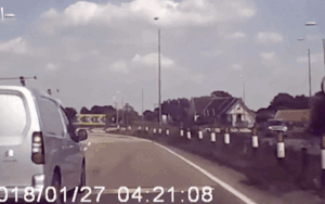 Cố gắng vượt lên phía trước, xe ô tô mất lái lộn nhào trên không trung