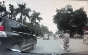 Clip: Xe máy chở hàng cồng kềnh bất ngờ lấn đường làm 2 người khác văng mạnh xuống đường