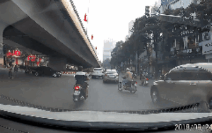 Màn ‘ú òa’ của nam thanh niên trêu đùa bà cô giữa đường và cái kết ‘ăn đủ’