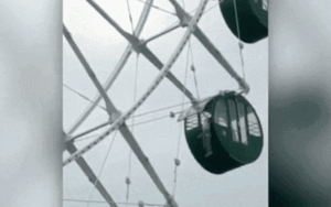 Cậu bé 5 tuổi kẹt cổ trong cabin trò chơi lơ lửng ở độ cao 40 m