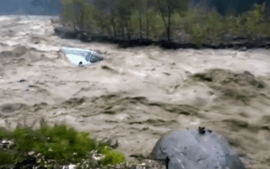 Xe buýt bị nước lũ cuốn trôi không khác gì món đồ chơi