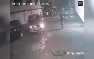 Bị cuốn vào gầm ô tô, cậu bé vẫn đứng dậy chạy nhảy bình thường