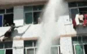 Bắn 'pháo nước' thẳng mặt cô gái định tự tử, lính cứu hỏa khiến netizen Trung Quốc dậy sóng