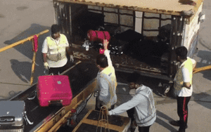 VIDEO: Nhân viên sân bay ném hành lý của khách như đồ bỏ đi