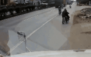 2 thanh niên 'đường đường chính chính' vặt trộm gương container dù biết chủ xe ở ngay đằng sau