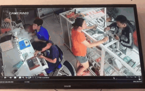 Pha phát nổ bất ngờ trong cửa hàng điện thoại gây choáng váng