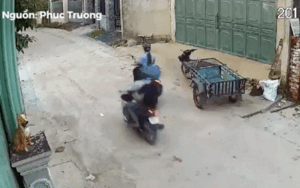 Đi xe máy một mình trong con hẻm vắng, cô gái bị 2 thanh niên bịt mặt áp sát giật điện thoại trong tích tắc