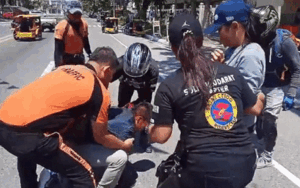 Giả vờ chết sau tai nạn xe máy, người đàn ông bất ngờ đứng dậy cầu hôn bạn gái