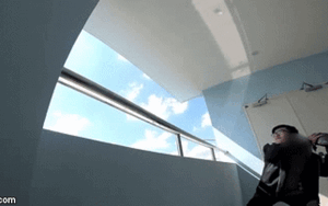 Phản ứng bất ngờ của hot youtube khi bị dân mạng chỉ trích dữ dội vì đăng clip ném mũ bảo hiểm từ tầng cao nhất của Lanmark 81