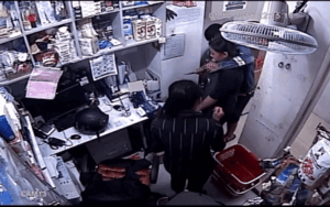 Nam thanh niên cầm dao xông vào cửa hàng tiện lợi khống chế  và đâm nữ nhân viên trọng thương để cướp tài sản