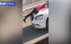 Nữ tài xế cho xe chạy suốt 13 km mặc người đàn ông vật vã bám trên nắp ca-pô
