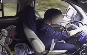 Video: Tài xế vừa lái xe, vừa dùng điện thoại gần nửa tiếng