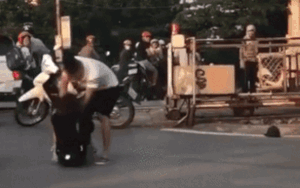 Phẫn nộ clip nam thanh niên túm tóc đánh đấm túi bụi vào người bạn gái giữa phố