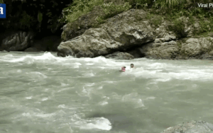 Cứ tưởng chỉ có ở miền núi Việt Nam học sinh mới phải chui túi nilon vượt suối nào ngờ có nơi giáo viên còn thả trôi theo dòng nước đến trường