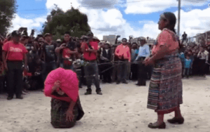 Ăn cắp quần áo, người phụ nữ bị phạt quỳ, đánh đập trước công chúng