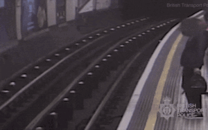 Đứng chờ tàu điện ngầm, ông lão 91 tuổi bị đẩy xuống đường ray