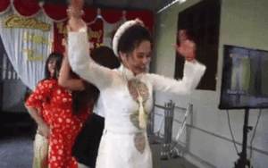 Clip cô dâu 'quẩy tới bến' mặc người lớn tuổi và nhà trai lườm nguýt