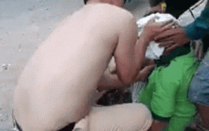 Trên đường làm nhiệm vụ, chiến sĩ CSGT cởi áo để cầm máu cho người đàn ông bị tai nạn khiến nhiều người xúc động