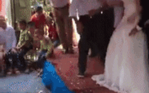 Hết hồn khi đang chụp ảnh trên sân khấu, cô dâu chú rể và quan khách ngã dúi dụi vì sân khấu sập