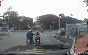 Mải mê bấm điện thoại lúc dừng đèn đỏ, cô gái bị 2 tên cướp áp sát nhanh tay cướp đi chiếc điện thoại trong phút chốc