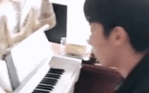 Anh chàng sở hữu góc nghiêng thần thánh và khả năng chơi piano điêu luyện khiến Xuân Trường gato là ai?