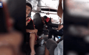 Vô tình bắt gặp chồng 'ăn vụng' trên xe buýt, vợ tung cước nhằm thẳng mặt nhân tình mà đánh