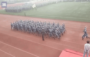 Tập quân sự quá hăng say, nữ sinh đá bay cả giày