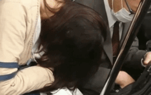 Gục đầu ngủ trên vai người khác khi đi tàu điện, cô gái 4 lần bị người đàn ông mặc vest lịch lãm dùng điện thoại giáng mạnh xuống đầu gây tranh cãi