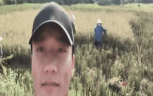 Thủ thành Bùi Tiến Dũng khiến người hâm mộ thích thú với clip khoe bà con quê hương vào mùa gặt và tự nhận từng đạt giải 'nông dân ưu tú' của xóm suốt 3 năm