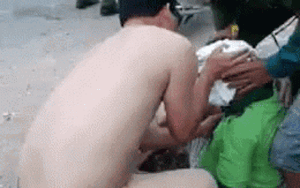 Chiến sĩ CSGT cởi áo cầm máu cho người bị tai nạn nhận được 2 món quà đặc biệt