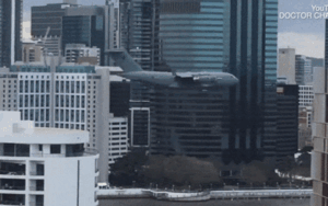 Kinh hãi cảnh Boeing C-17 bay 'như xuyên qua nhà cao tầng' trong lòng thành phố