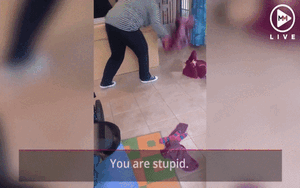 Phẫn nộ bảo mẫu liên tục dùng ba lô và chân tấn công vào phần đầu của bé gái tàn tật chỉ vì em trót đi vệ sinh vào tã