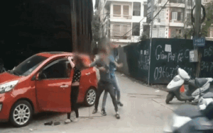 Mặc con trai nhỏ gào khóc bên đường, người chồng giật tóc kéo vợ ra khỏi ô tô đánh đập giữa đường gây phẫn nộ