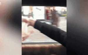 Thanh niên con nhà giàu ngồi trên ô tô rải tiền khắp phố gây bức xúc