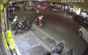 Vừa đi bộ vừa dùng điện thoại, người phụ nữ bị giật đồ ngay giữa phố