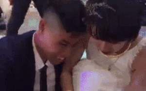 Cô dâu tiu nghỉu sau khi bóc quà cưới của hội bạn thân: Cứ tưởng được iPhone, ai ngờ xấp tiền lẻ