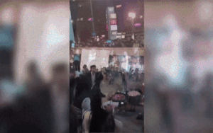 Hai thanh niên lao vào đánh nhau túi bụi khi đang cùng cầu hôn một cô gái