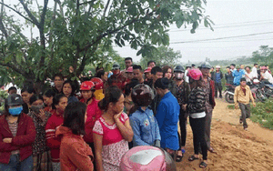 Bàng hoàng phát hiện cặp vợ chồng trẻ cùng 2 con nhỏ tử vong trong tư thế treo cổ ngay tại nhà