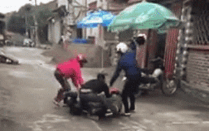 Bất ngờ gặp chồng đi cùng bồ nhí vui vẻ ôm hoa và quà ngày 20/10, cô vợ còn bị chồng lao vào đánh như kẻ thù giữa đường