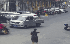 Bị người phụ nữ truy đuổi suốt 2 km, tên trộm chắp tay xin tha vì 'không thở được nữa rồi'