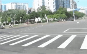 Thót tim cảnh 2 xe máy vượt đèn đỏ thần tốc tông vào nhau vỡ vụn, 2 người văng ra khỏi xe bất tỉnh 