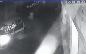 Người đàn ông dừng xe lúc 1 giờ sáng và ‘đôi bàn tay tay hư hỏng’ thò vào trong ô tô khiến dân mạng bức xúc