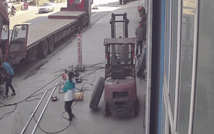 Lốp xe tải nổ tung khi đang bơm, bé trai bị hất bay khỏi vòng tay mẹ