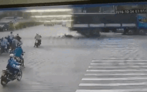 Rùng mình pha thoát chết nghẹt thở của tài xế Grab khi chiếc xe nát tươm trên đường phố Sài Gòn