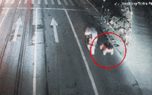 Cặp vợ chồng để con lái xe ô tô điện trên đường đông đúc suốt 2 km